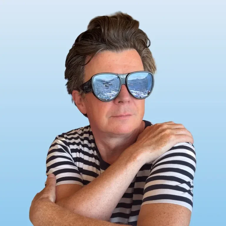 imagen de Rick Astley en directo
