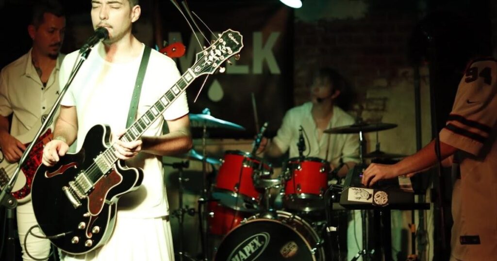 León Goes to the Moon