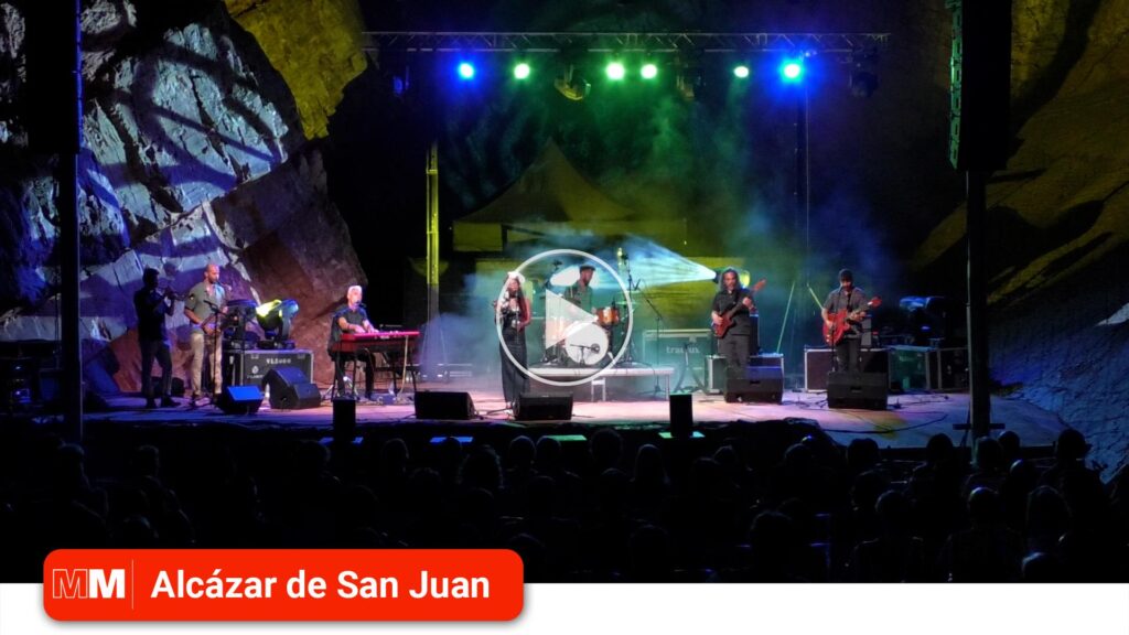 Shirley Davis & The Silverbacks