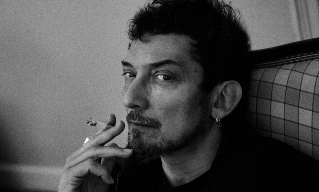 León Larregui desnuda su alma en Manifiesto de un Tremendo Delirio