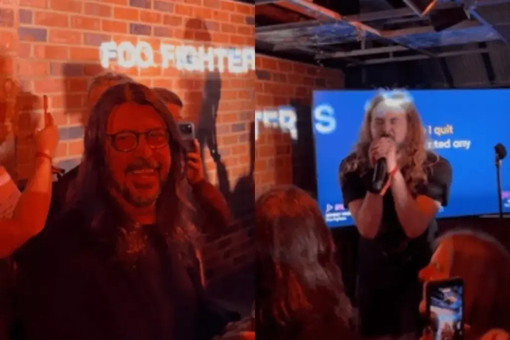 Dave Grohl canta con un fan en el evento de lanzamiento de Foo Fighters