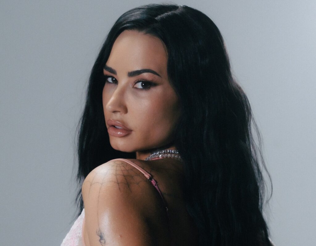 Demi Lovato relanza su álbum con el explosivo ‘Low Rise Jeans’
