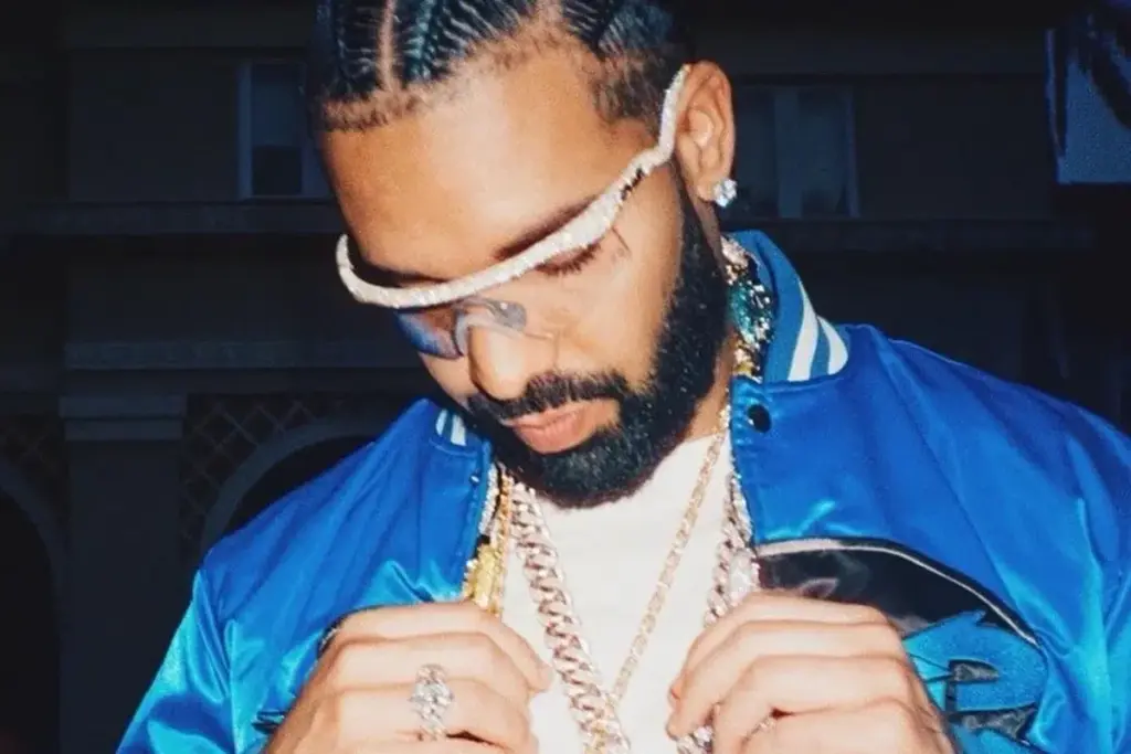 Drake encarga una escultura monumental de Sade de casi tres metros de altura