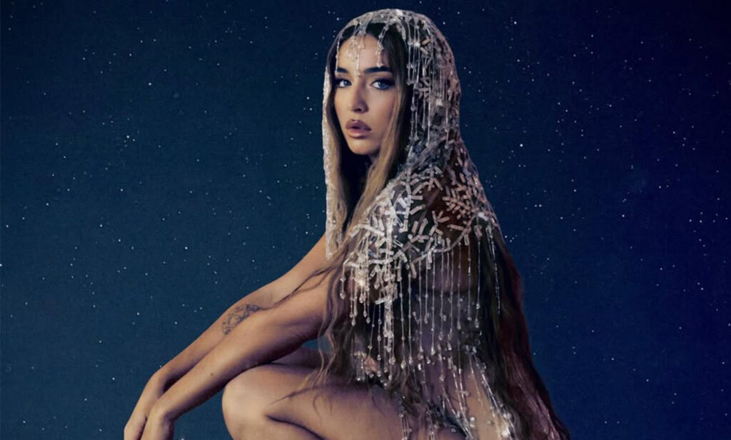 Lola Índigo celebra la unión femenina en su nuevo single ‘Tus Iniciales’