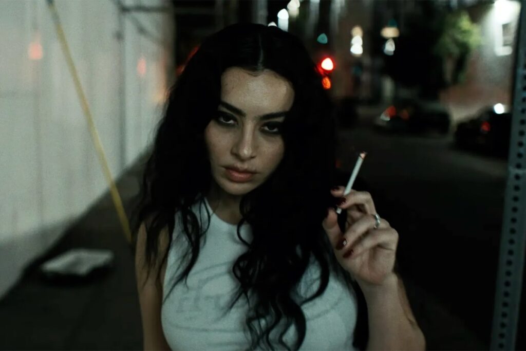 Charli XCX responde a las críticas por su nuevo sencillo ‘Rock Music’