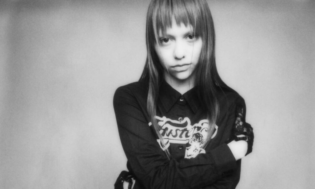 AKRIILA anuncia su nuevo álbum inspirado en The Beatles