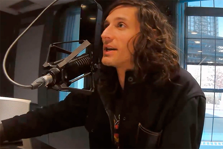 Nick Valensi se toma un descanso temporal de la gira mundial de The Strokes
