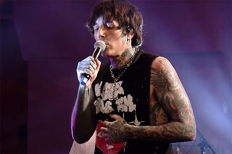 Oli Sykes sufre conmoción cerebral por impacto de teléfono en concierto