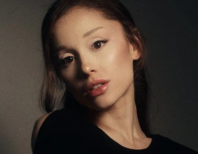 Ariana Grande alcanza su décimo número 1 y confirma ruptura con Ethan Slater