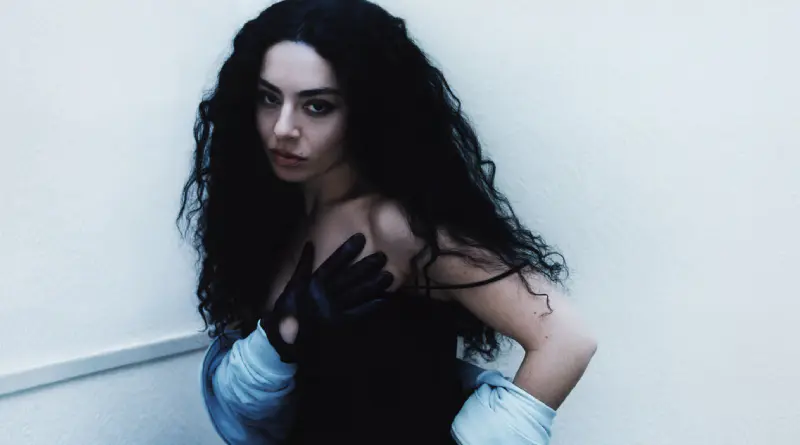 Charli XCX estrena ‘Camera’, el último adelanto de ‘Music, Fashion, Film’