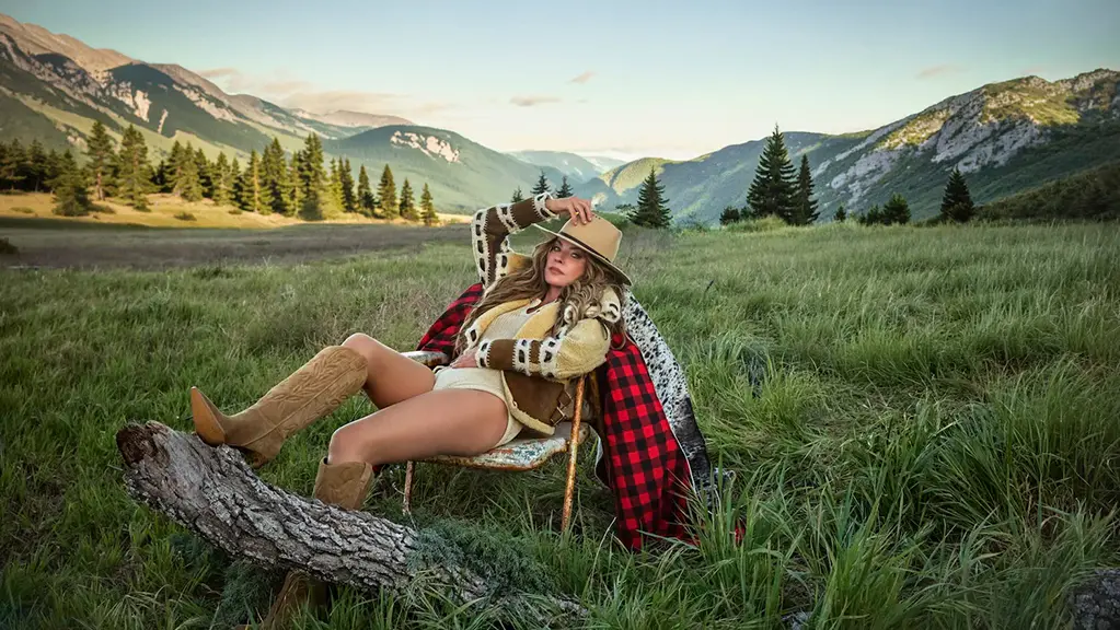 Shania Twain y Josh Homme unen fuerzas en ‘Faded Blue Jeans’