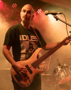 Kadikaze  Moi Zès - Voz principal y Bajo eléctrico