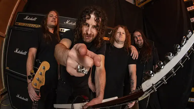 Airbourne posando en el estudio con sus amplificadores Marshall para el nuevo disco