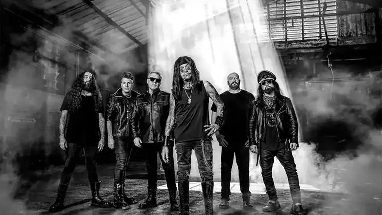 Al Jourgensen y la formación de Ministry en su gira final de despedida
