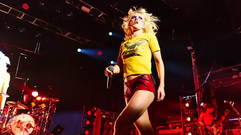 Amyl And The Sniffers desatan un vendaval de punk y catarsis escénica en la sala Razzmatazz de Barcelona con doble 'sold out' - QConciertos