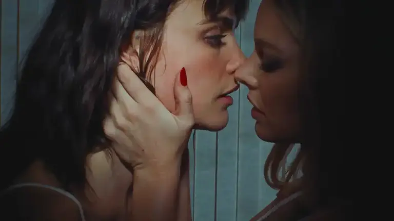 Cara Delevingne en una escena promocional de su single Crazy Baby