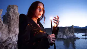 Chelsea Wolfe intensifica su hipnosis gótica con ‘Seethe’ como antesala de su nuevo disco ‘The Dark’