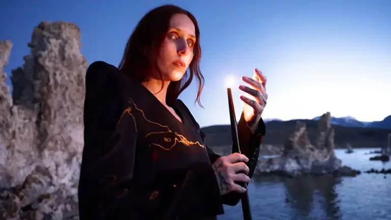 Chelsea Wolfe en la estética visual y conceptual de su álbum The Dark