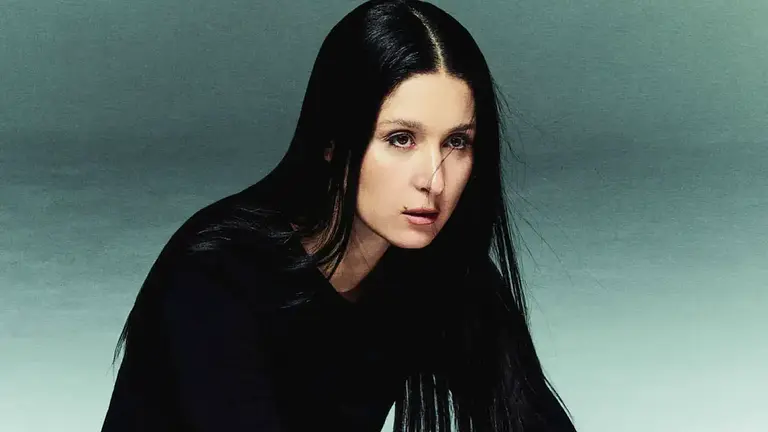 La compositora Francisca Valenzuela en la portada de su álbum Maldita