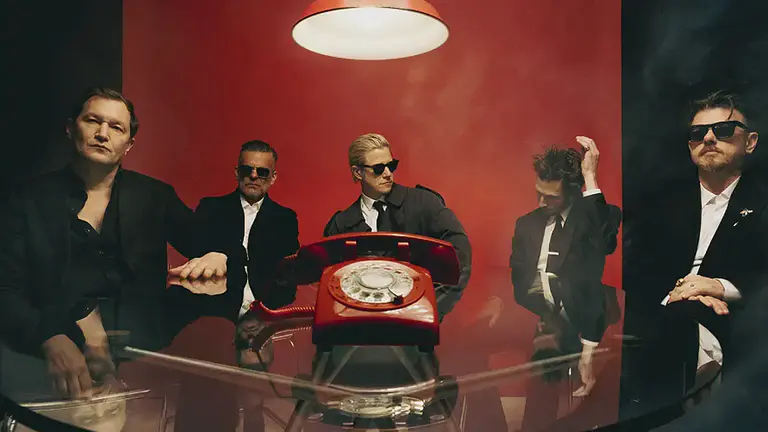 Interpol desvela 'Wings On Fire' y anticipa la atmósfera expansiva de su nuevo disco 'This Mirror Weighs A Ton'
