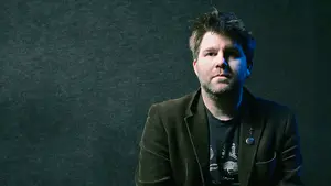 James Murphy y la escudería DFA Records homenajean a JD Twitch versionando «The Whole of the Moon»