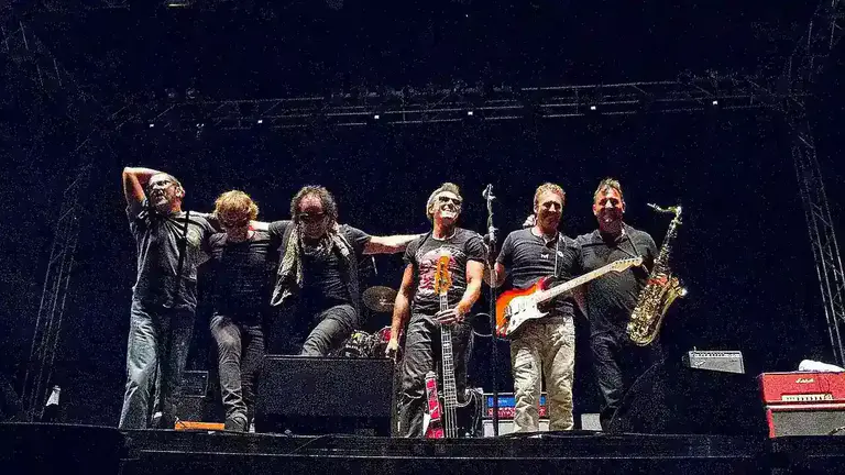Johnny Cifuentes liderando a Burning en el concierto 50 aniversario en La Riviera de Madrid