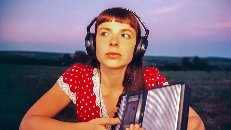 Julia Mestre lidera la nueva ola de la MPB brasileña con 'Maravilhosamente Bem' y su salto internacional