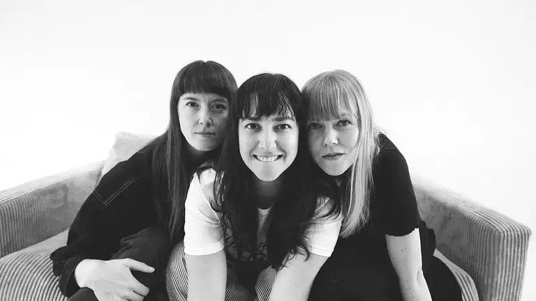 Los Bitchos anuncian 'Los Bitchos & Friends Vol 1' y desatan la psicodelia con Ambrose Kenny-Smith en «Holding Cell»