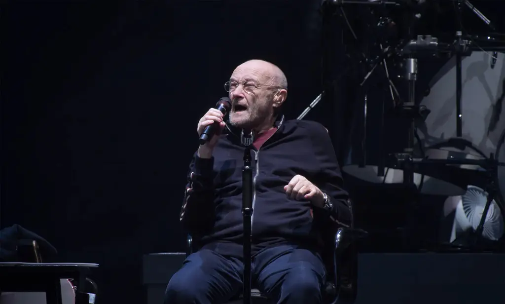 Phil Collins revela que estuvo al borde de la muerte por alcoholismo en 2024