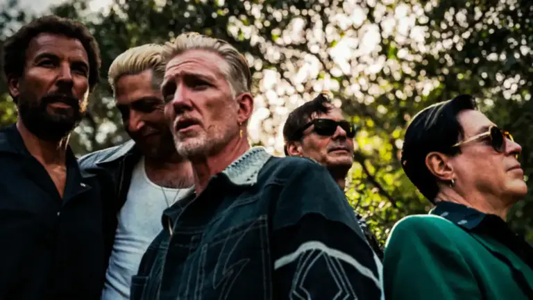 Queens of the Stone Age presentan su single Insignificant Other y el álbum Perfecth