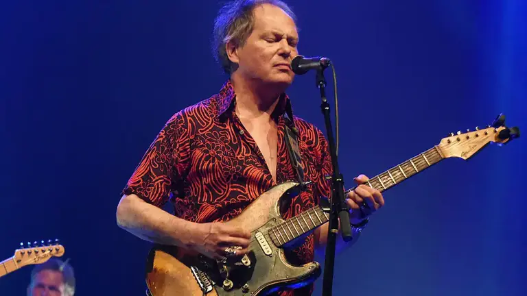 Richard Lloyd tocando la guitarra eléctrica en directo