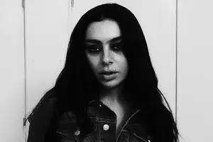 Charli XCX lanza su propia tipografía manuscrita en Meta dentro de la era ‘Music, Fashion, Film’