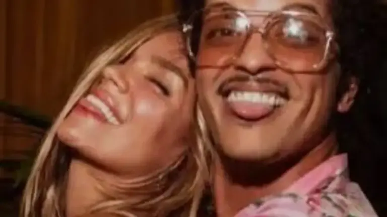 Karol G Bruno Mars Still videoclip en QConciertos