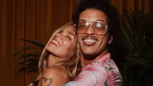 Karol G y Bruno Mars tropiezan en las listas globales con el dream-pop de ‘Still’