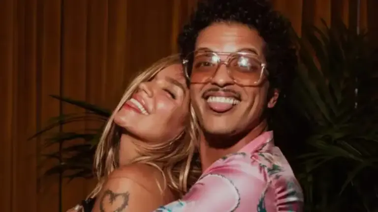 Karol G y Bruno Mars Still en QConciertos