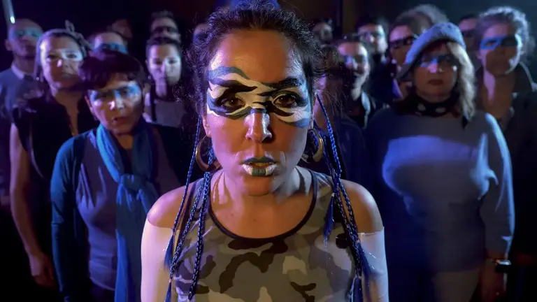 Looping GREIS estrena el videoclip de «MAKITA» junto al Coro Animal: techno feminista, sátira y rave comunitaria