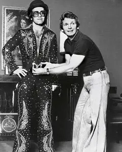 Muere Bob Mackie a los 87 años: el diseñador que revolucionó la estética escénica de Cher, Elton John y Madonna