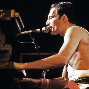 subasta piano Freddie Mercury guitarra Oasis en QConciertos
