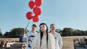 CHVRCHES reinventan su sonido con guitarras y catarsis pop-rock en ‘Overthinker’