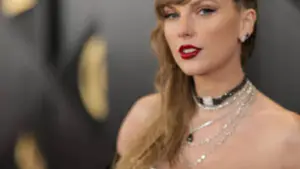 Los Javis y Guitarricadelafuente celebran a Taylor Swift en Los Ángeles ante una inédita pugna en los Óscar
