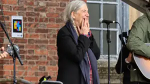 Patti Smith canta «People Have the Power» arropada por tres mil voces en la Fábrica de Armas de Oviedo