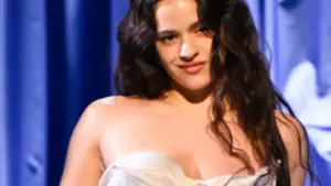Rosalía conquista ‘Saturday Night Live’ con una exigente coreografía en punta para ‘Reliquia’