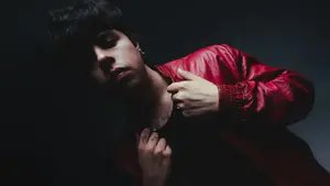 YOSHI dinamita los moldes del R&B alternativo con el lanzamiento de ‘Selva Oscura’